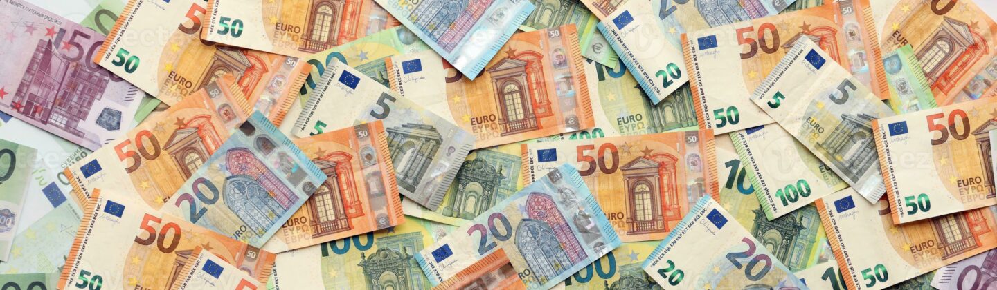 46538701 veel europese euro geld rekeningen veel van bankbiljetten van europese unie valuta foto