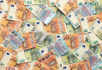 46538701 veel europese euro geld rekeningen veel van bankbiljetten van europese unie valuta foto
